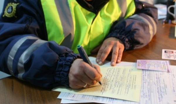 Должников по алиментам и админштрафам лишат водительских прав