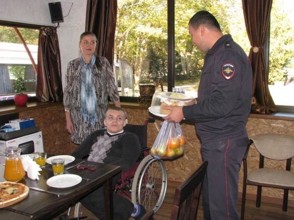 Сотрудники ОМВД России по Ленинскому району приняли участие в акции "Поможем Антошке"