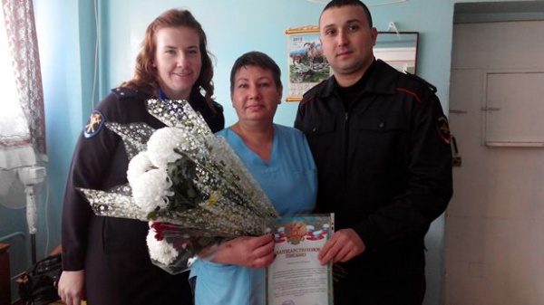 Ленинские полицейские поздравили мам с праздником