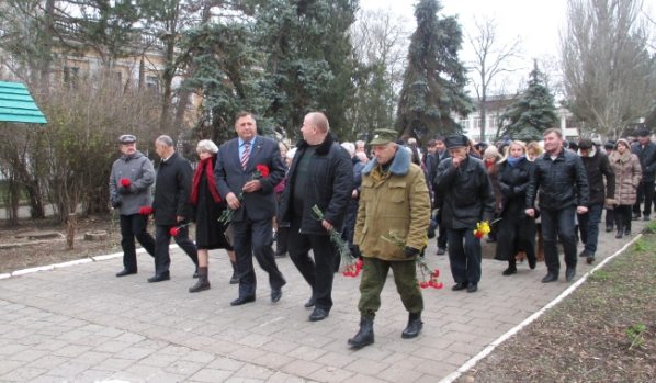 В пгт Ленино состоялось торжественное возложение цветов к Обелиску Славы, посвященное Дню Неизвестного Солдата