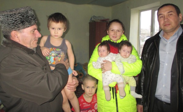 Заместитель Главы Администрации Ленинского района передал многодетной семье материальную помощь