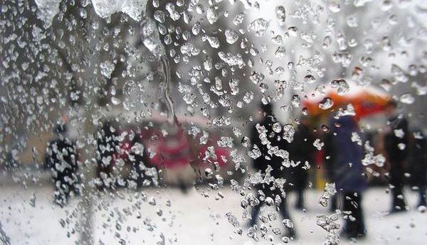 В связи с ухудшением погоды ГИБДД призывает крымских водителей быть внимательнее на дороге