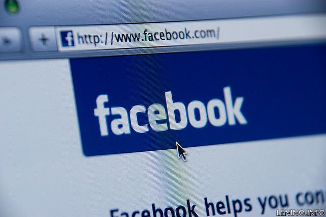 Сотрудники соцсети Facebook читают переписку пользователей