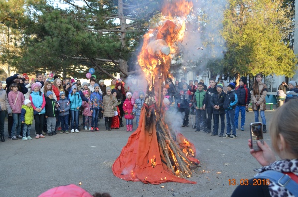 Как в поселке Масленицу провожали