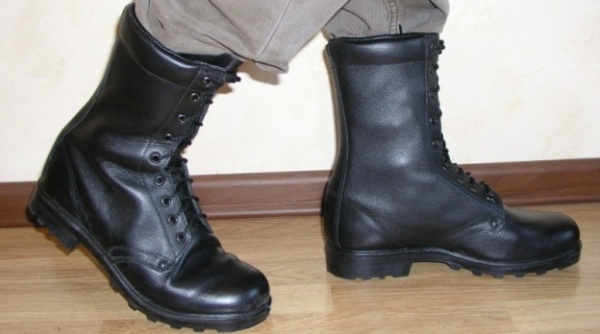 Не застав хозяина дома, злоумышленник похитил его новые ботинки