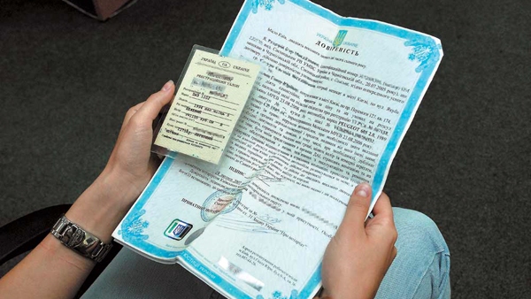 Еще 1,5 года крымчане могут ездить на украинских номерах по доверенности