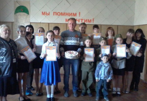 В Батальненской сельской библиотеке прошел ежегодный конкурс чтецов "Мы о войне стихами говорим"