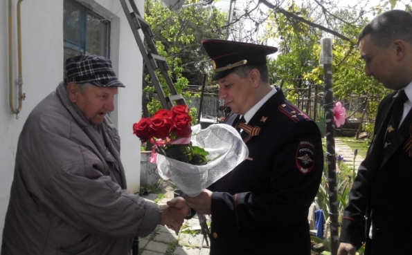 Сотрудники полиции Ленинского района поздравили ветеранов Великой Отечественной войны