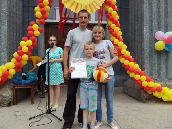 В пгт Ленино состоялся культурный спортивно-развлекательный конкурс «Мама, папа, я — спортивная семья»