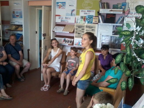 В Батальненской сельской библиотеке прошел час духовности "Святая Троица"