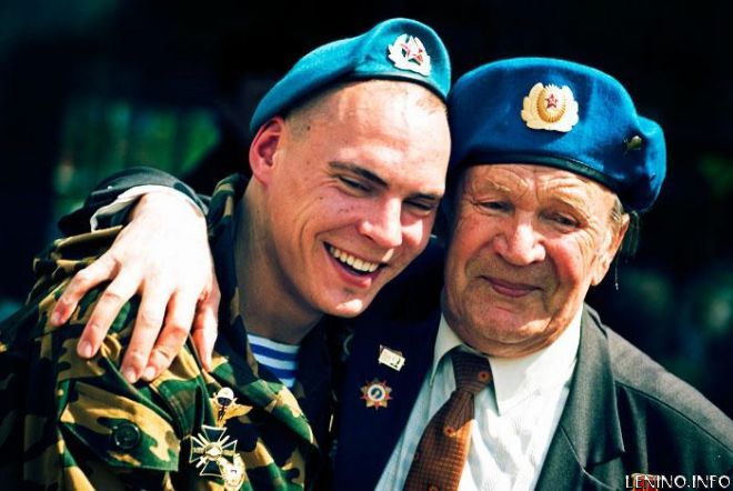 Янукович поздравил десантников с днем ВДВ!