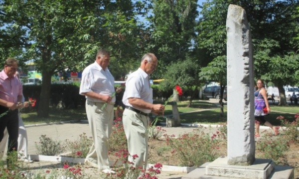 В Ленинском районе состоялось возложение цветов, приуроченное ко Дню памяти жертв депортации народов из Крыма