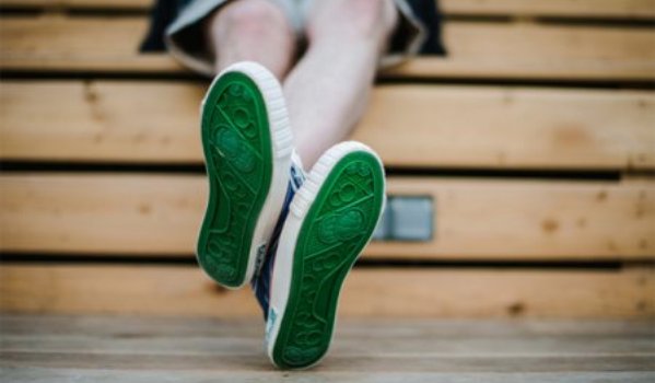 Российские дизайнеры возродили производство легендарных советских кед "Два  мяча"