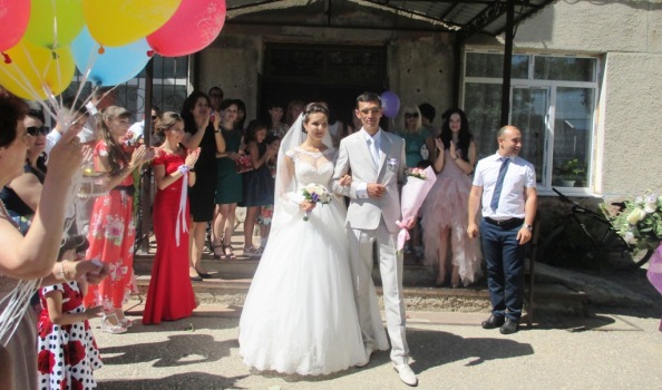 Заместитель Главы Администрации Ленинского района поздравил новобрачных с зеленой свадьбой