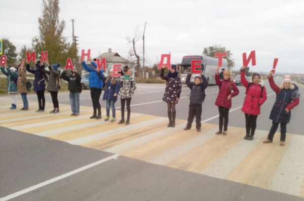В Ленинском районе полицейские и учащиеся школ провели совместную акцию по безопасности дорожного движения