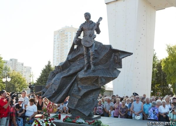В Харькове открыли памятник Владимиру Высоцкому