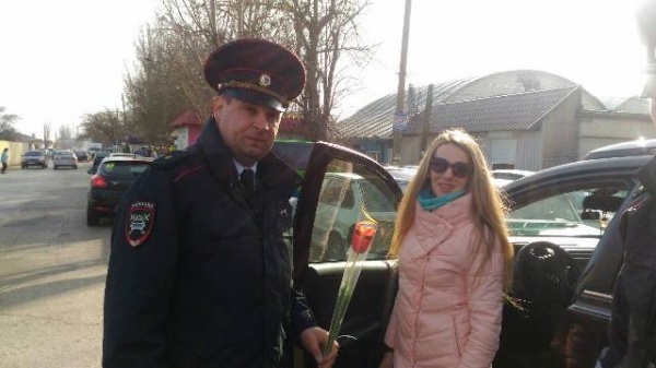 Дорожные полицейские Ленинского района присоединились к всероссийской акции «8 Марта В каждый Дом»
