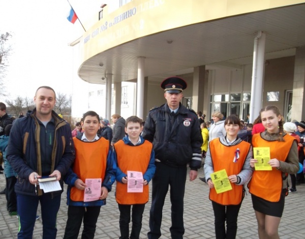 В Ленинском районе сотрудникам ГИБДД помогает утренний патруль юных инспекторов движения