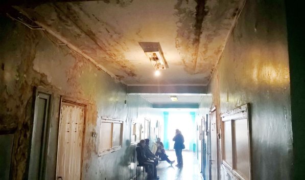 Жители города Щелкино показали плачевное состояние поликлиники