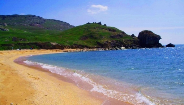 В Крыму началась подготовка пляжей к купальному сезону: закрыть нельзя открыть