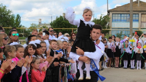 Александр Мачусский принял участие в торжественной линейке, посвященной празднику «Последний звонок»