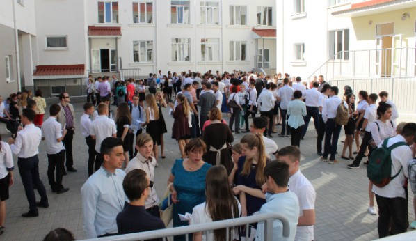 Выпускники 11-х классов Ленинского района сдают государственную итоговую аттестацию