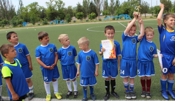 В пгт Ленино состоялись футбольные товарищеские игры