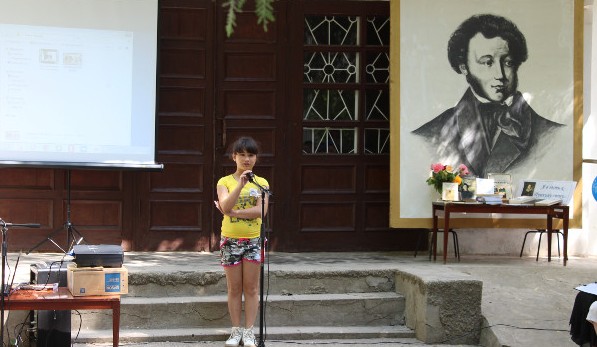 Александр Мачусский посетил литературный дворик «Пусть в каждом сердце Пушкин отзовётся»