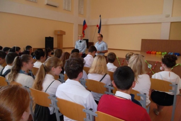 Сотрудники полиции провели правовой урок со старшеклассниками школы №2 поселка Ленино