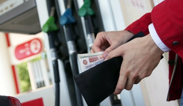 Названы причины высокой стоимости топлива в Крыму