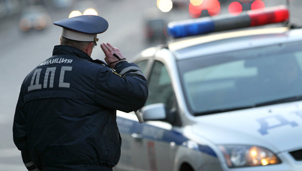 Российским автоинспекторам вернули право останавливать машины вне постов