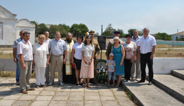 В селе Батальное Ленинского района прошел митинг «Подвигу лежит дорога в вечность»