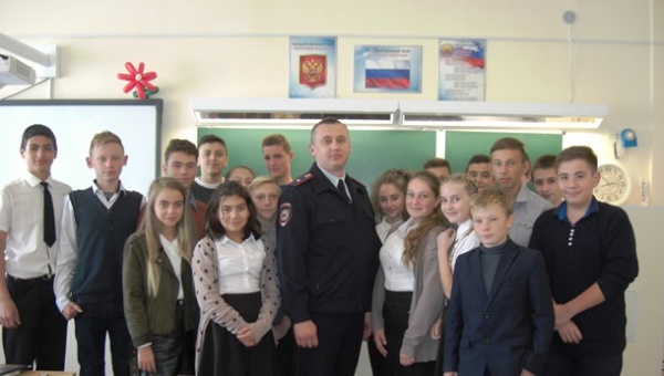 В Ленинском районе полицейские приняли участие в правовом уроке для школьников «Я и Закон»