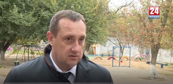 Конфликт жителей Ленинского с местной школой, невозможность подать документы в МФЦ - крымский вице-премьер Владимир Серов решал проблемы села