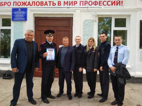 В Ленинском районе Республики Крым правоохранители и учащиеся состязались в интеллектуальной игре «Брейн-ринг»