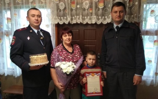 В Ленинском районе Республики Крым полицейские поздравили с наступающим праздником мам