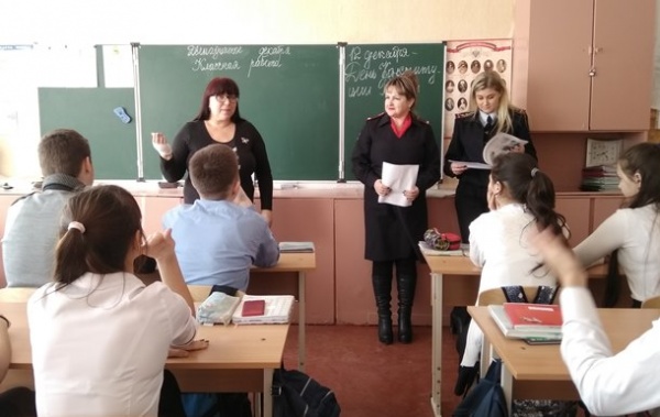 В Ленинском районе  полицейские и общественники провели со школьниками правовые мероприятия, приуроченные ко Дню Конституции РФ