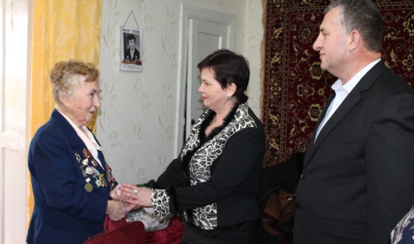 Глава Администрации Ленинского района и председатель Ленинского районного совета посетили ветерана Великой Отечественной войны Волос Елену Михайловну