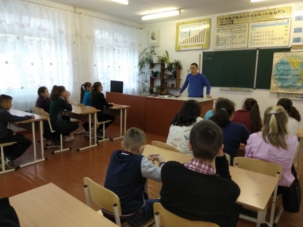 Сотрудники полиции Ленинского района провели «Урок права» с учащимися школы