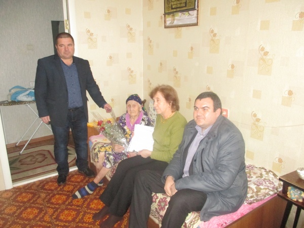 Сергей Лобарев принял участие в церемонии вручения ключей от квартиры очереднику Азизовой Акиме