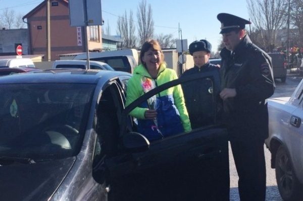 В Ленинском районе дорожные полицейские провели ежегодную акцию «Цветы для автоледи!»