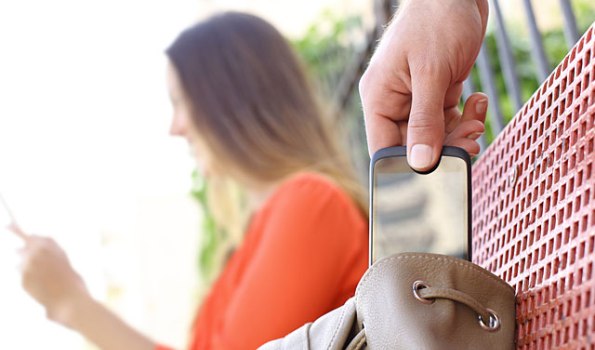 В Ленинском районе полиция вернула женщине похищенный телефон