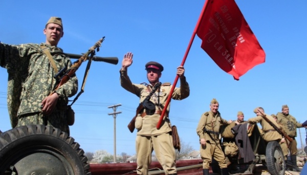 На привокзальной площади станции «Семь Колодезей» состоялись торжественные мероприятия, посвященные 74-й годовщине освобождения Крыма от фашистских захватчиков