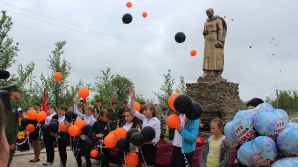 В селе Заветное Ленинского района состоялась торжественная церемония перезахоронения останков воинов Крымского и Северо – Кавказского фронтов, а так же Отдельной Приморской армии «Нам доверена память»