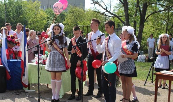 Светлана Иванова приняла участие в торжественной линейке, посвященной празднику «Последний звонок»