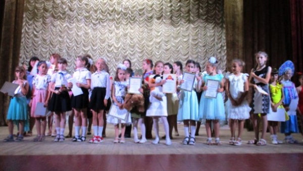 В Ленинском районе состоялся районный вокальный смотр - конкурс для детей и юношества «Росток степного края»