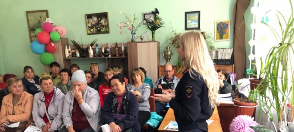 В Ленинском районе сотрудники полиции продолжают акцию «Госуслуги - это проще, чем кажется»