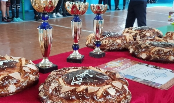 В пгт Ленино проведен турнир по волейболу среди школьников, приуроченный 100-летию ВЛКСМ