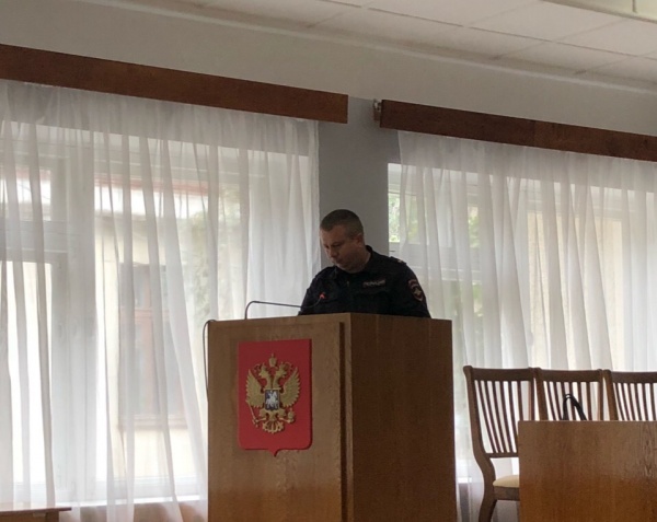 Полицейские систематически проводят профилактические встречи в трудовых коллективах