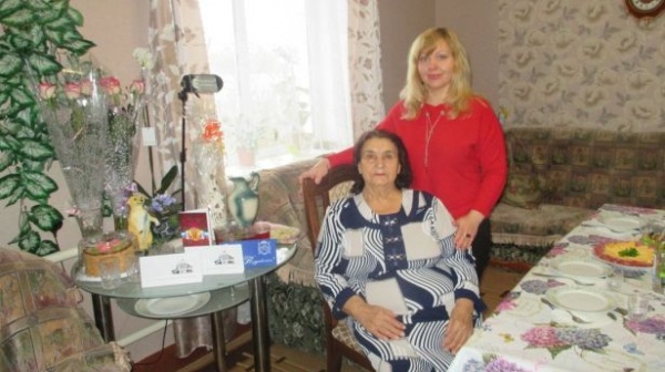 Руководство Ленинского района поздравили ветерана труда Данилову Валентину Ивановну